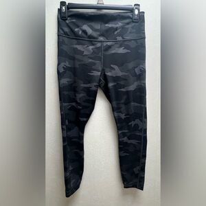 ATHLETA Ultimate Camo-7/8 Tight-Size: SP-Black Camo